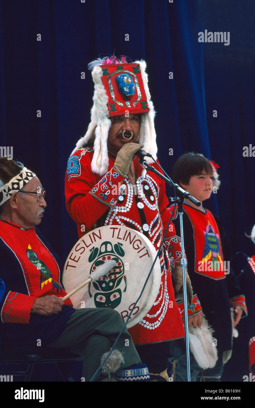 Native American Indian Tlingit Family lors d'un Pow-wow traditionnel en robe tenues de cérémonie Banque D'Images