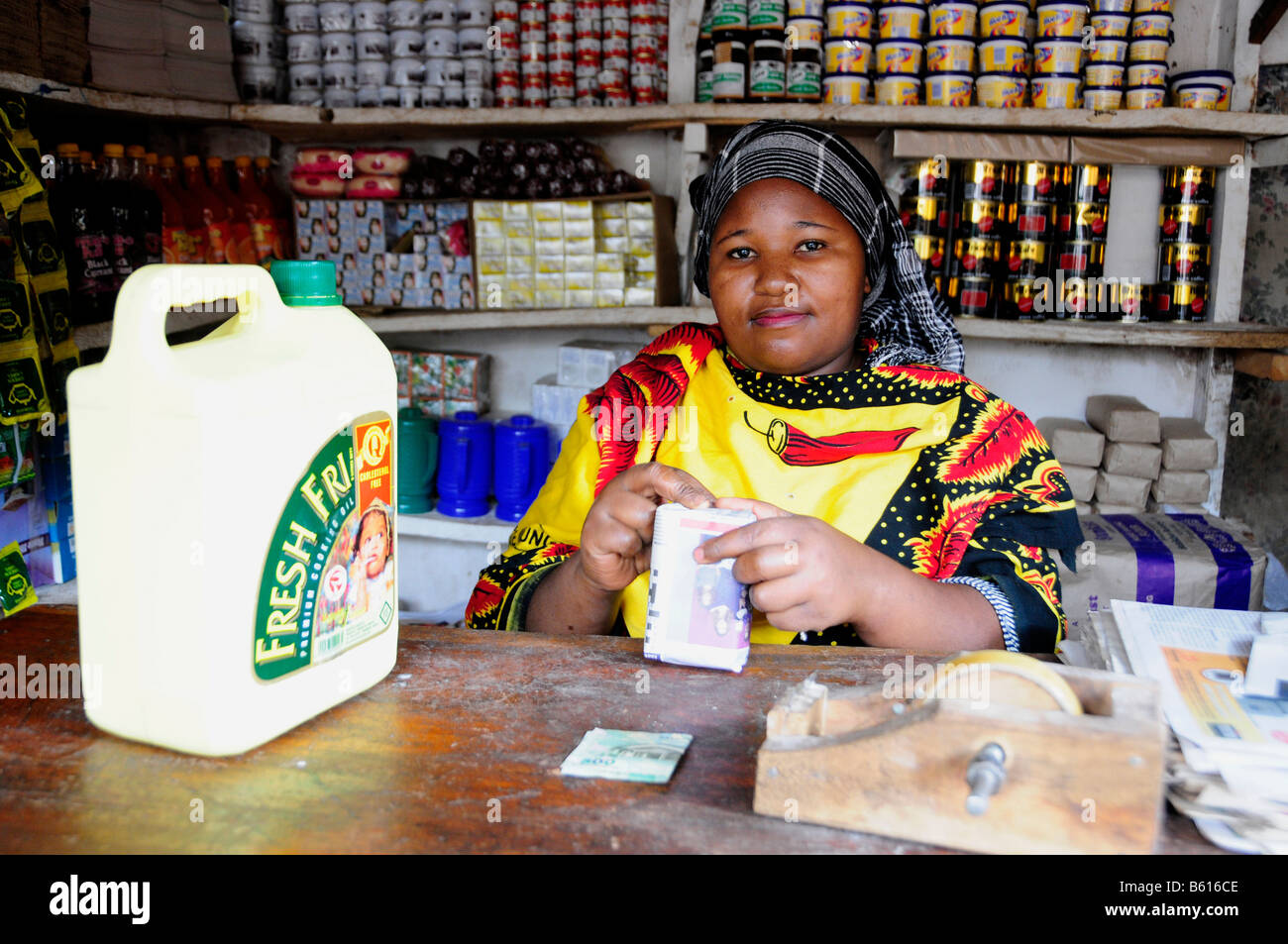 Vendeuse dans son magasin d'alimentation, le MTO Wa Mbu, Tanzania, Africa Banque D'Images