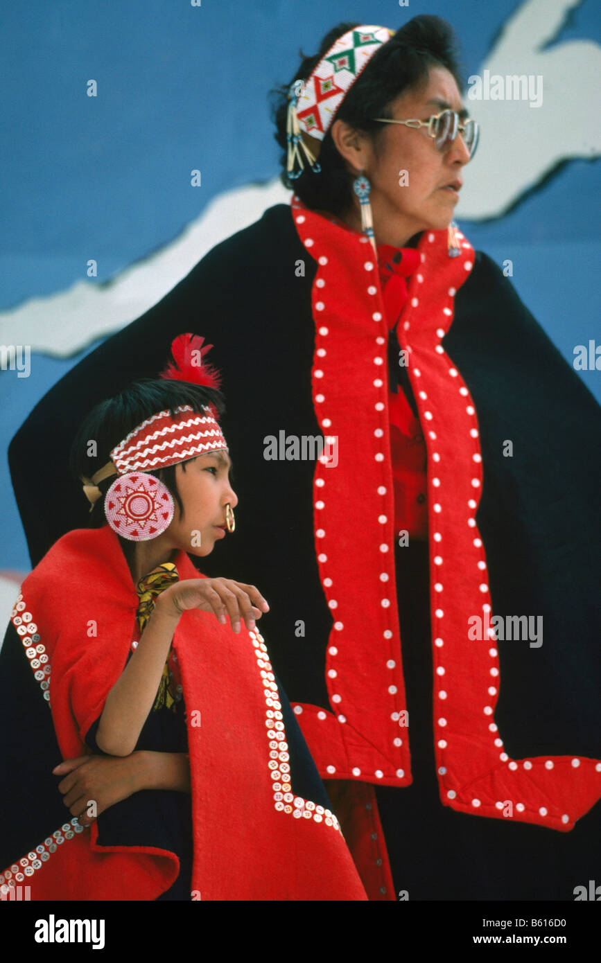 Native American Indian Tlingit Mère et fille célébrer lors d'un Pow-wow traditionnel en robe tenues de cérémonie Banque D'Images