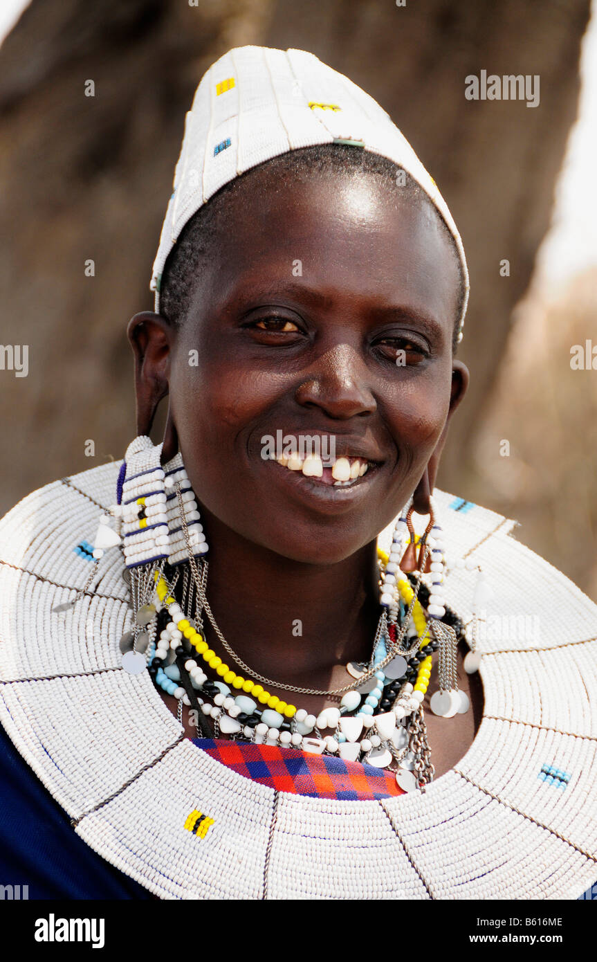 Jeune femme Massaï avec coiffe typique dans Kiloki village, Serengeti, Tanzania, Africa Banque D'Images