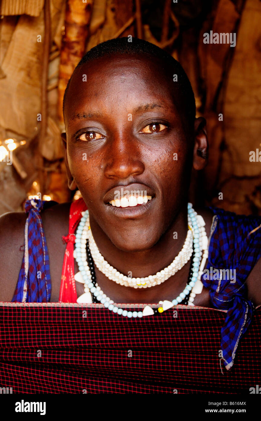 Jeune Massai avec collier traditionnel en Kiloki village, Serengeti, Tanzania, Africa Banque D'Images