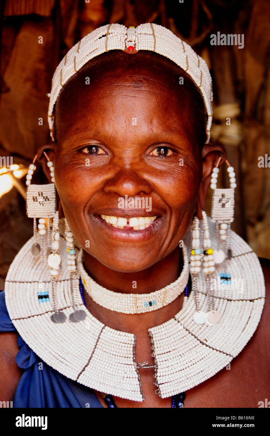 Massai femme avec une coiffure traditionnelle en Kiloki village, Serengeti, Tanzania, Africa Banque D'Images