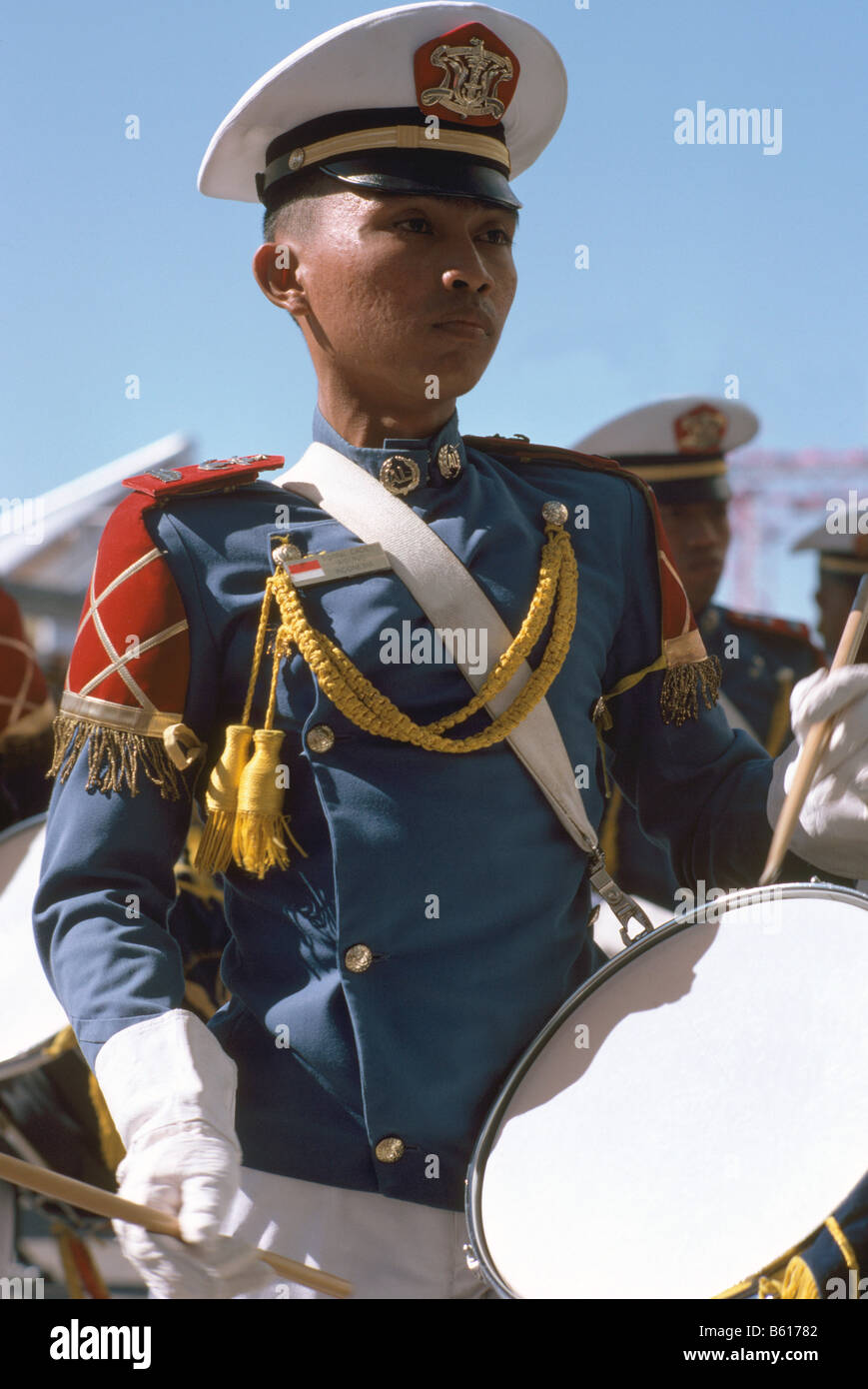 Avec le batteur de tambour de l'Indonésie, membre de la Fanfare de KRI Dewaruci (Dewa Ruci) Grand navire appartenant à la marine indonésienne Banque D'Images