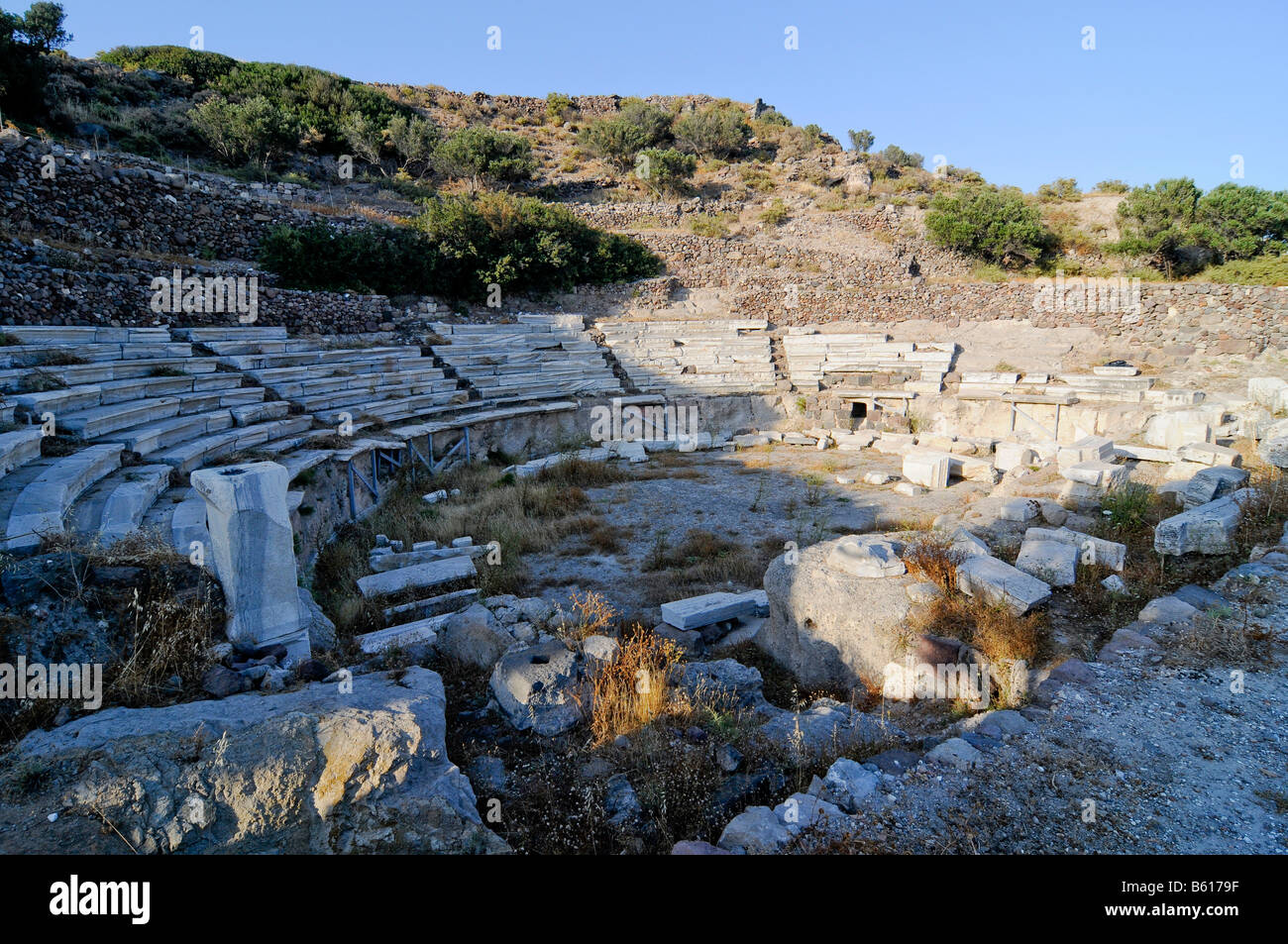 Pierre Antique amphithéâtre de Milo sur l'île de Milos, Cyclades Island Group, Grèce, Europe Banque D'Images