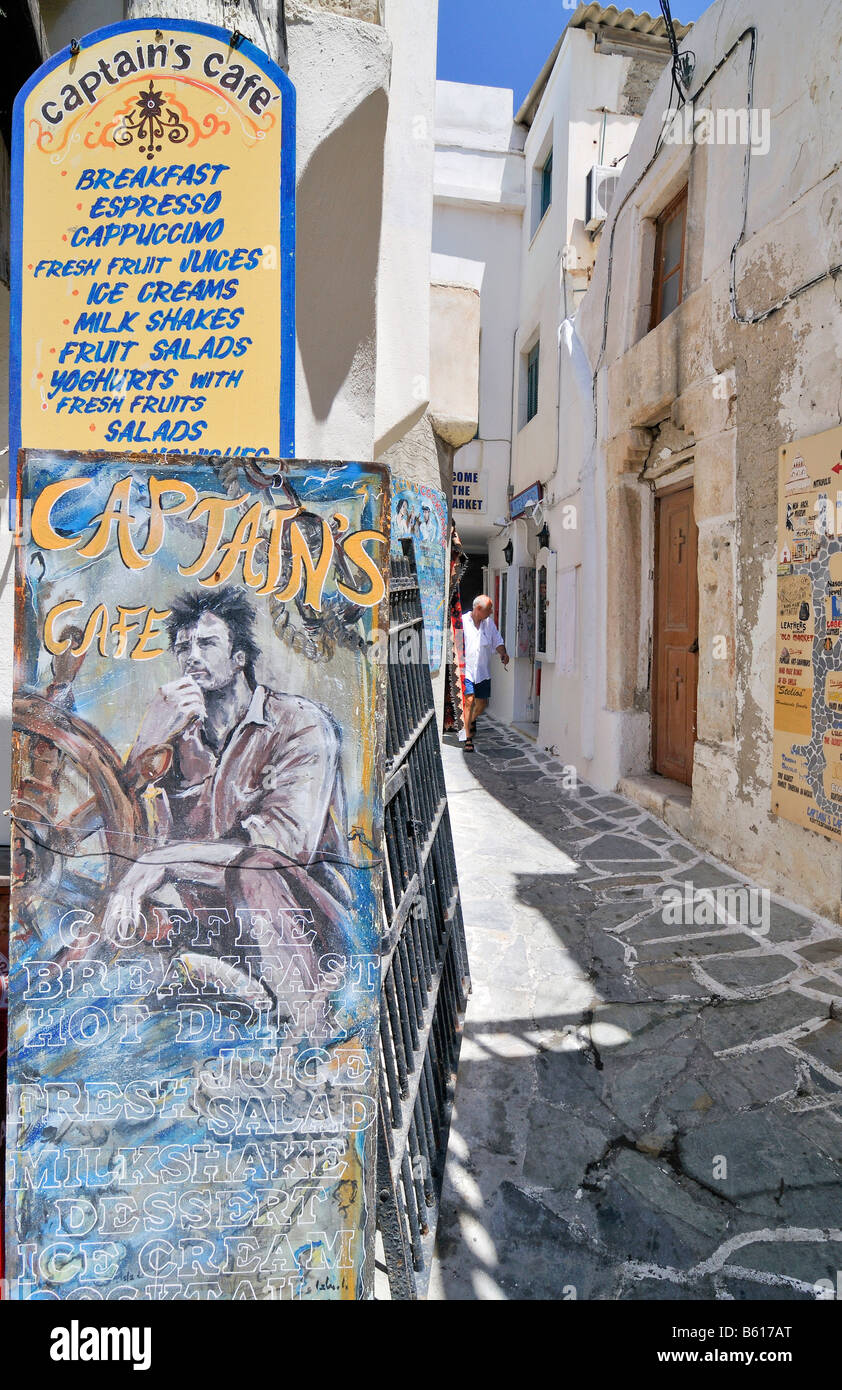 Ruelle étroite avec la publicité des signes dans le centre historique de la ville de Naxos, Cyclades, Grèce, Europe Banque D'Images