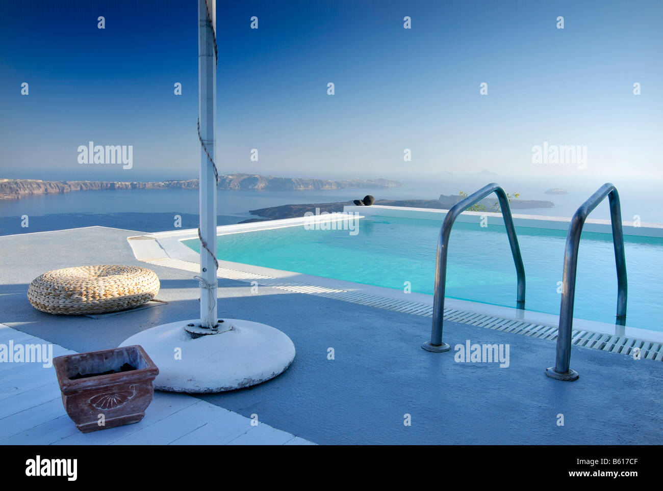 Terrasse avec piscine en face de la mer bleue, Thira, Fira, Santorini, Cyclades, Grèce, Europe Banque D'Images