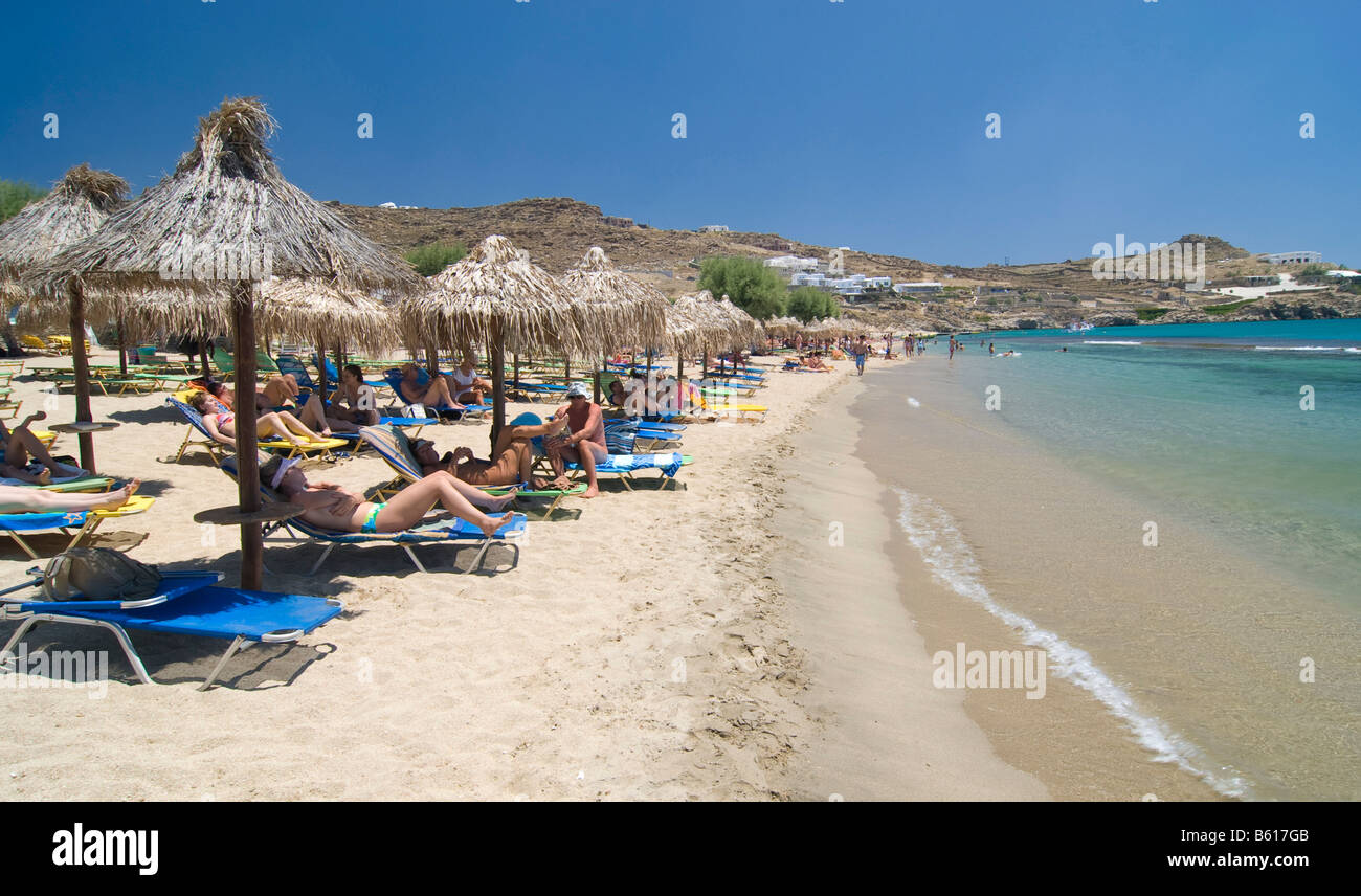 Super Paradise Beach, les touristes se détendre sur des chaises longues sous des parasols, Mykonos, Cyclades, Grèce, Europe Banque D'Images
