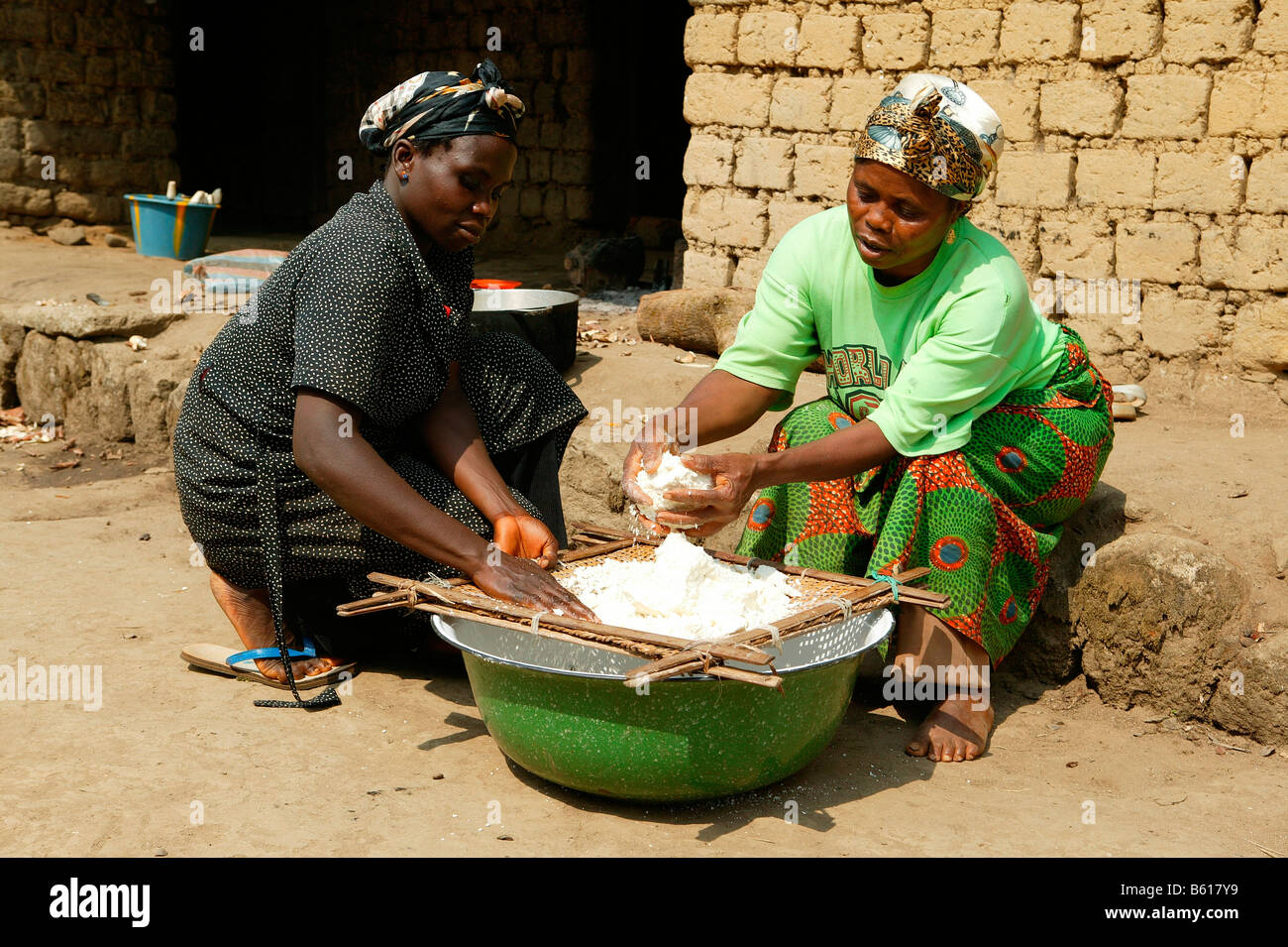 La production de manioc femme flocons, Bamenda, Cameroun, Afrique Banque D'Images