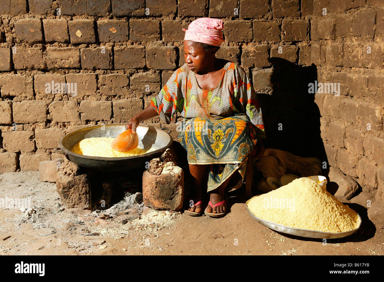 Femme préparant les flocons de maniok à Bamenda, Cameroun, Afrique Banque D'Images