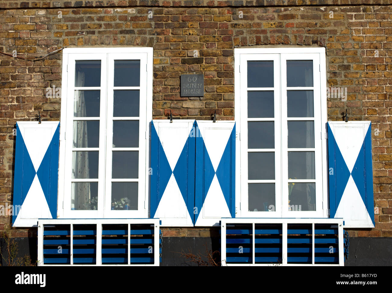 Volets bleu et blanc sur les fenêtres de la chambre néerlandaise du strand-sur-le-vert, Chiswick, Londres, Angleterre Banque D'Images