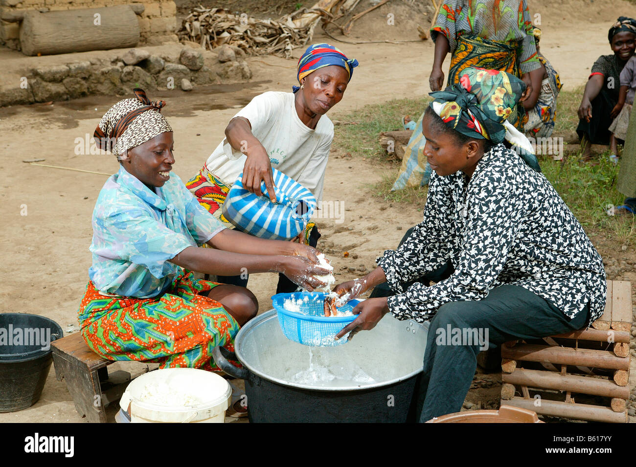 Femmes préparant maniok flakes à Bamenda, Cameroun, Afrique Banque D'Images