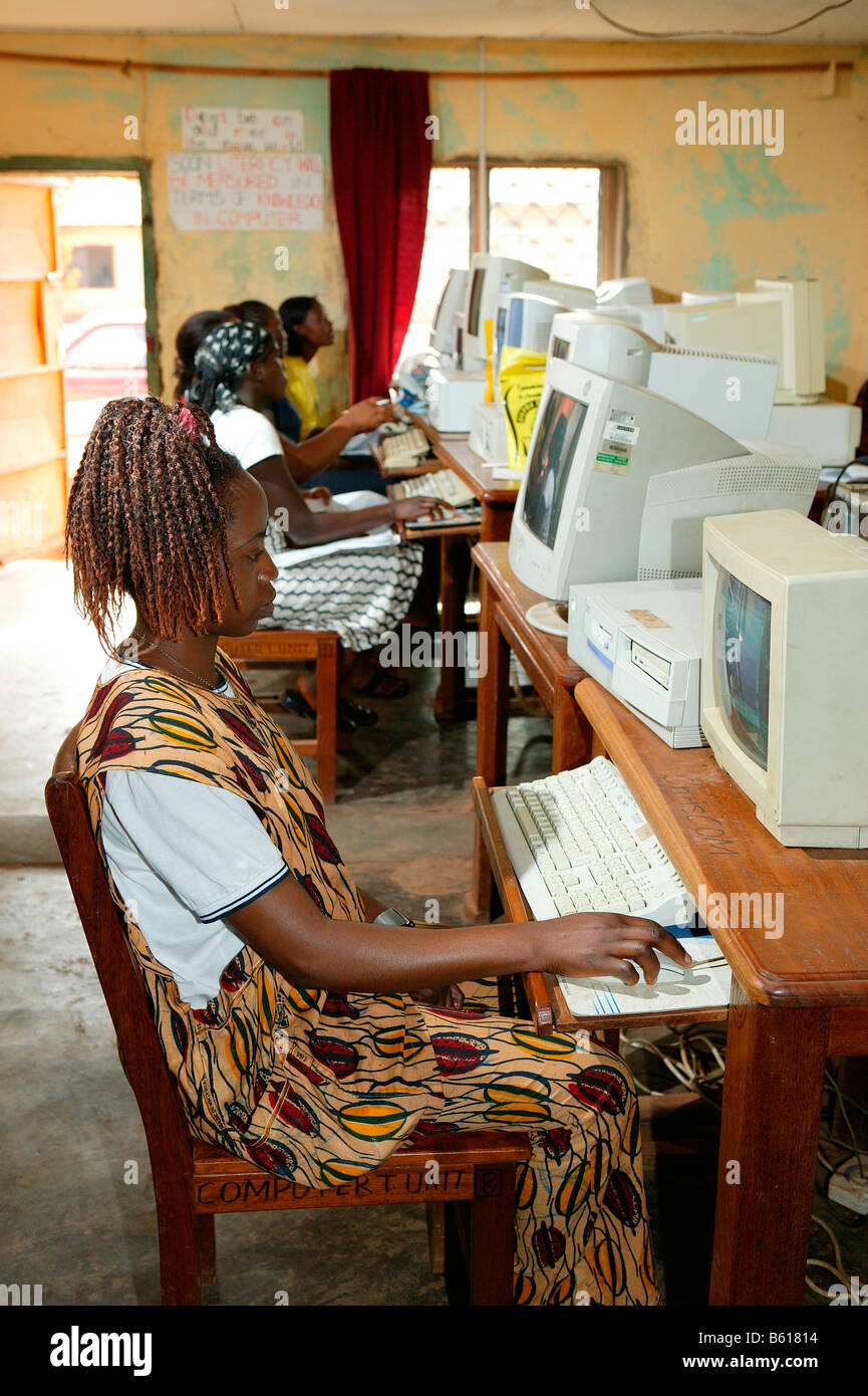 Les jeunes femmes dans une salle informatique, centre d'éducation des femmes, Bamenda, Cameroun, Afrique Banque D'Images