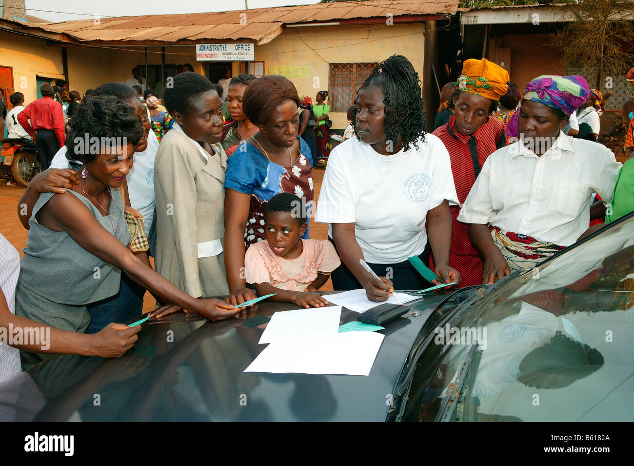 Les femmes de la distribution du matériel scolaire, l'éducation des femmes Centre, Bamenda, Cameroun, Afrique Banque D'Images