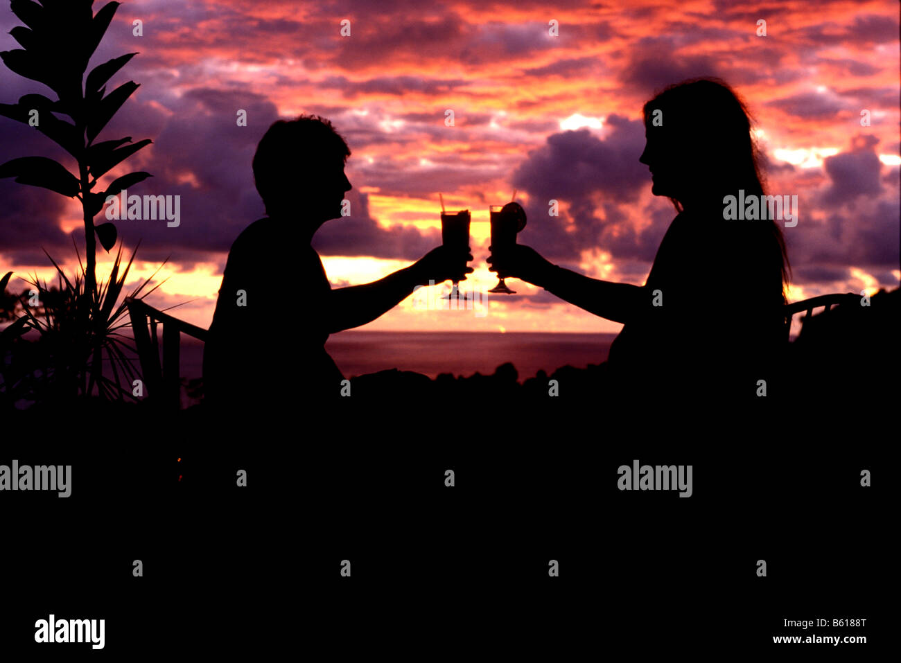 Deux femmes ont un verre au coucher du soleil, coucher du soleil, Manuel Antonio, Costa Rica, Amérique Centrale Banque D'Images