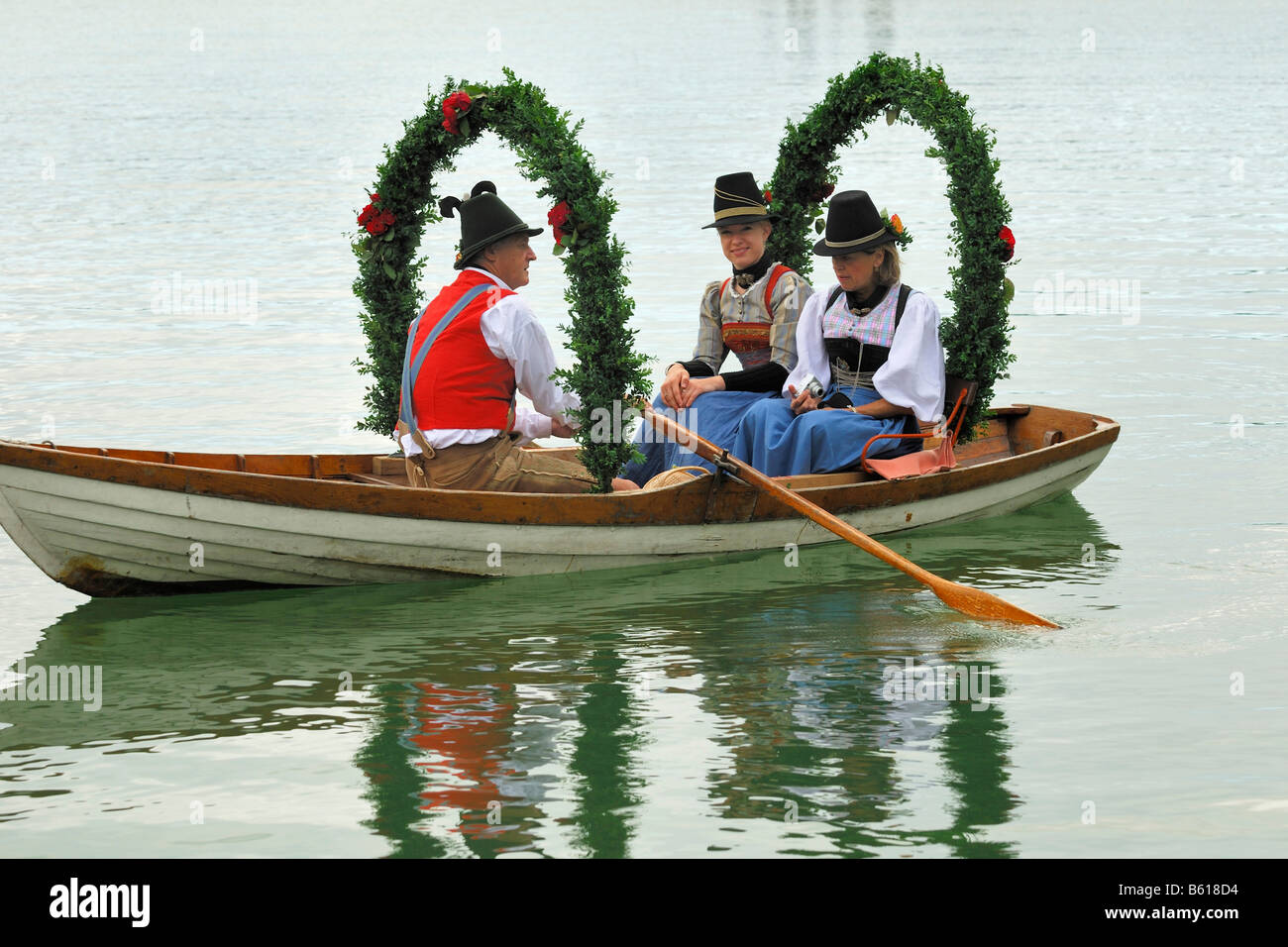 Bateau de l'église avec des gens portant des costumes traditionnels à l'Alt-Schliersee churchday, lac Schliersee, Haute-Bavière Banque D'Images