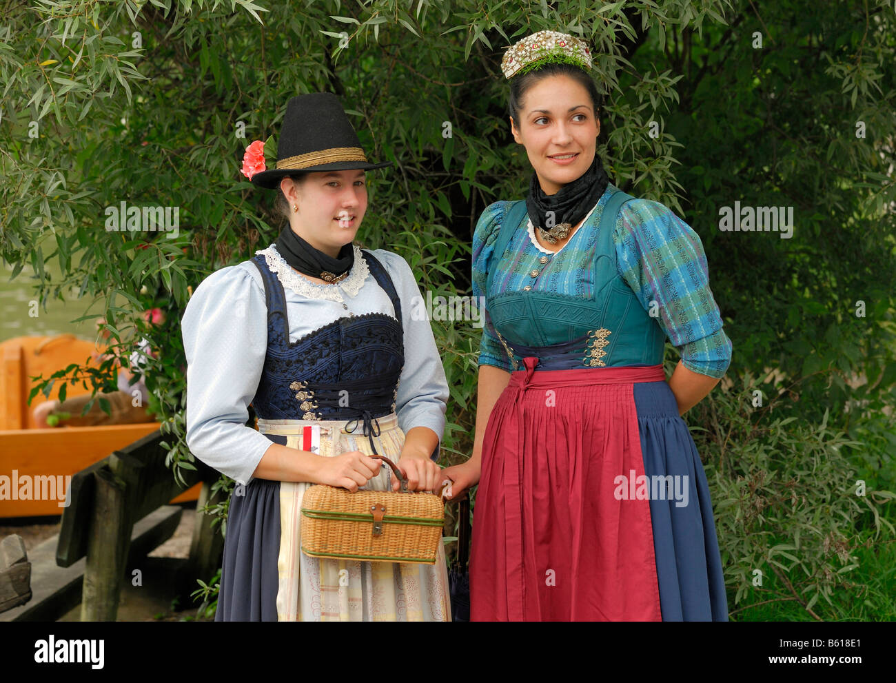 Les femmes portant des costumes traditionnels et la coiffure, Evolene,  Vallée Eringer, Canton du Valais, Suisse Photo Stock - Alamy