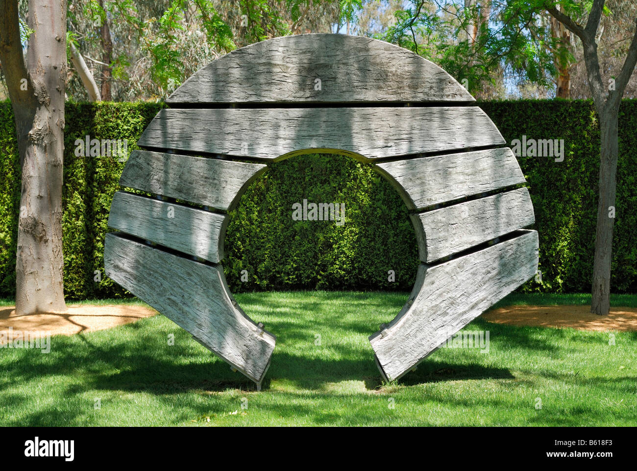 Sculpture en bois dans le parc de la nouvelle Chambre du Parlement, à Canberra, Australie Banque D'Images