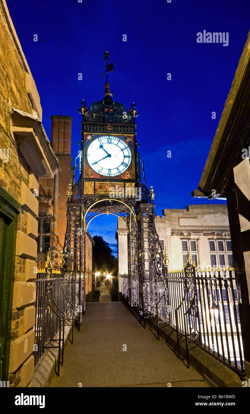 Les Infirmières de l'Eastgate Clock dans la nuit sur la ville romaine Murs, Chester, Cheshire, Angleterre, Royaume-Uni Banque D'Images