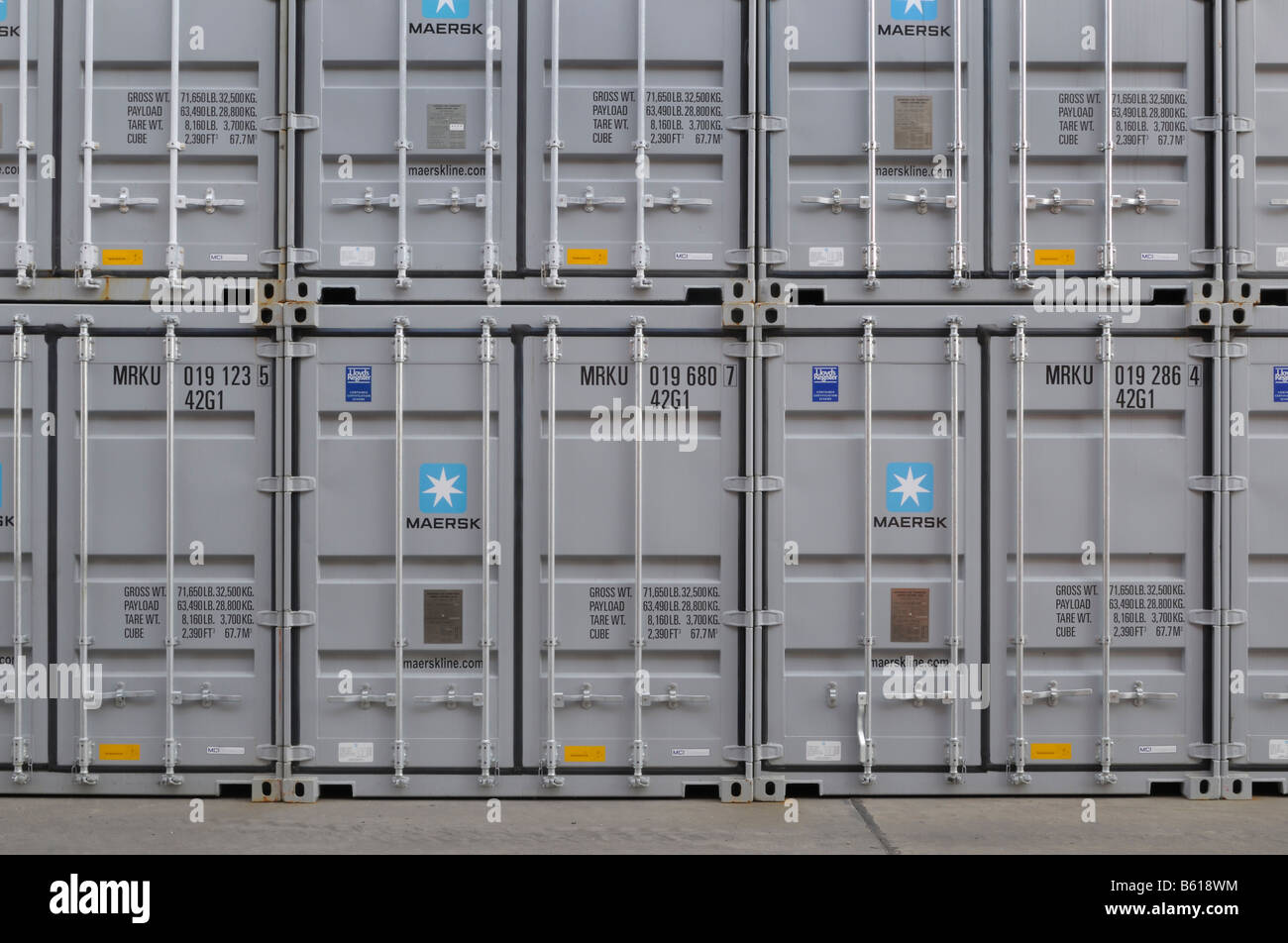 Conteneurs Maersk empilées dans un terminal à conteneurs Banque D'Images