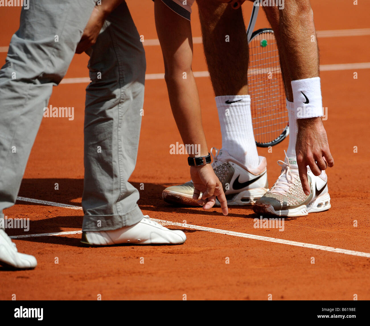 La décision de l'arbitre contesté à un match de tennis, arbitre montrant un joueur de tennis avec l'index gauche de la ligne de la tennis Banque D'Images