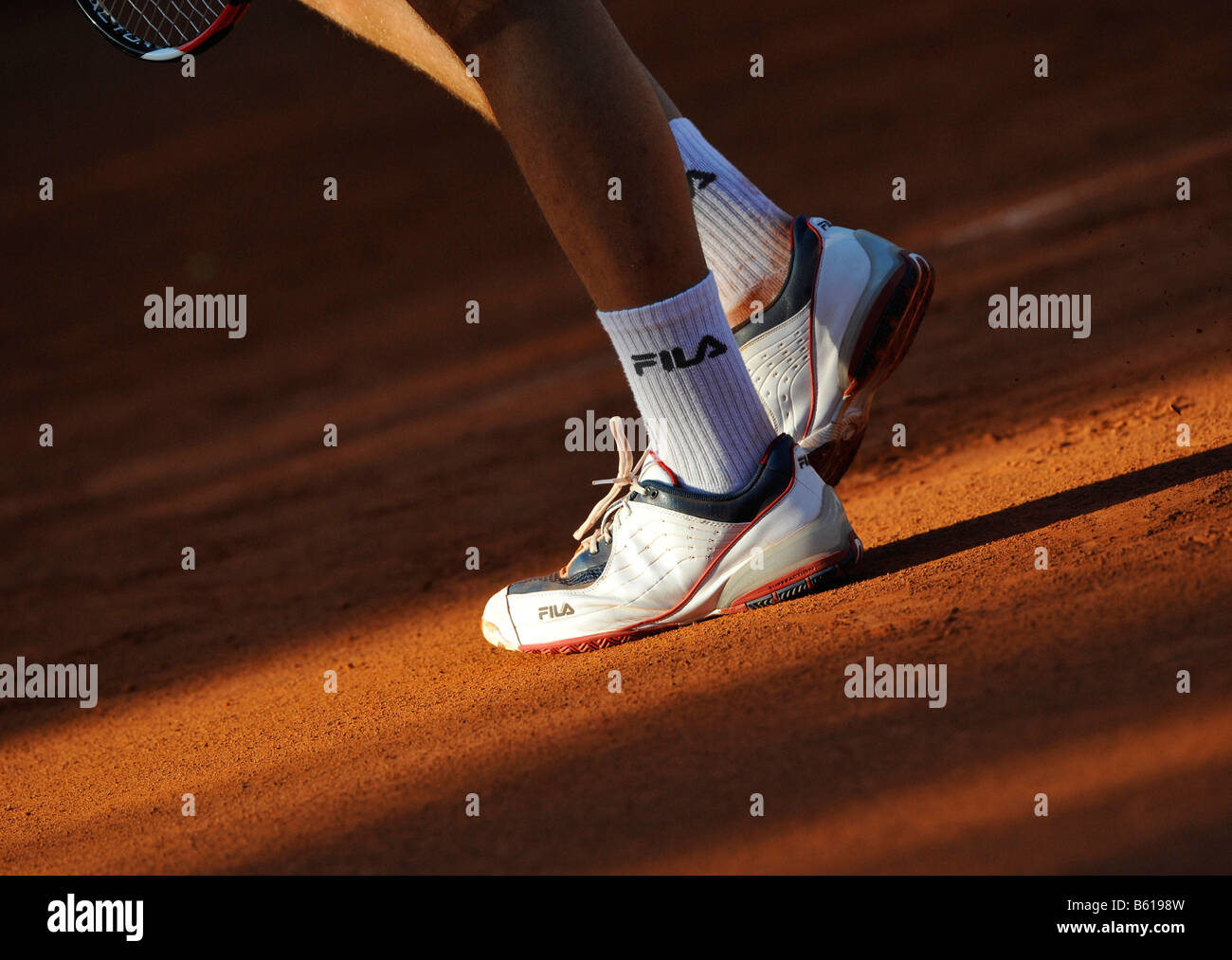 Détail, les jambes d'un joueur de tennis chaussettes FILA portant sur un court de tennis Banque D'Images