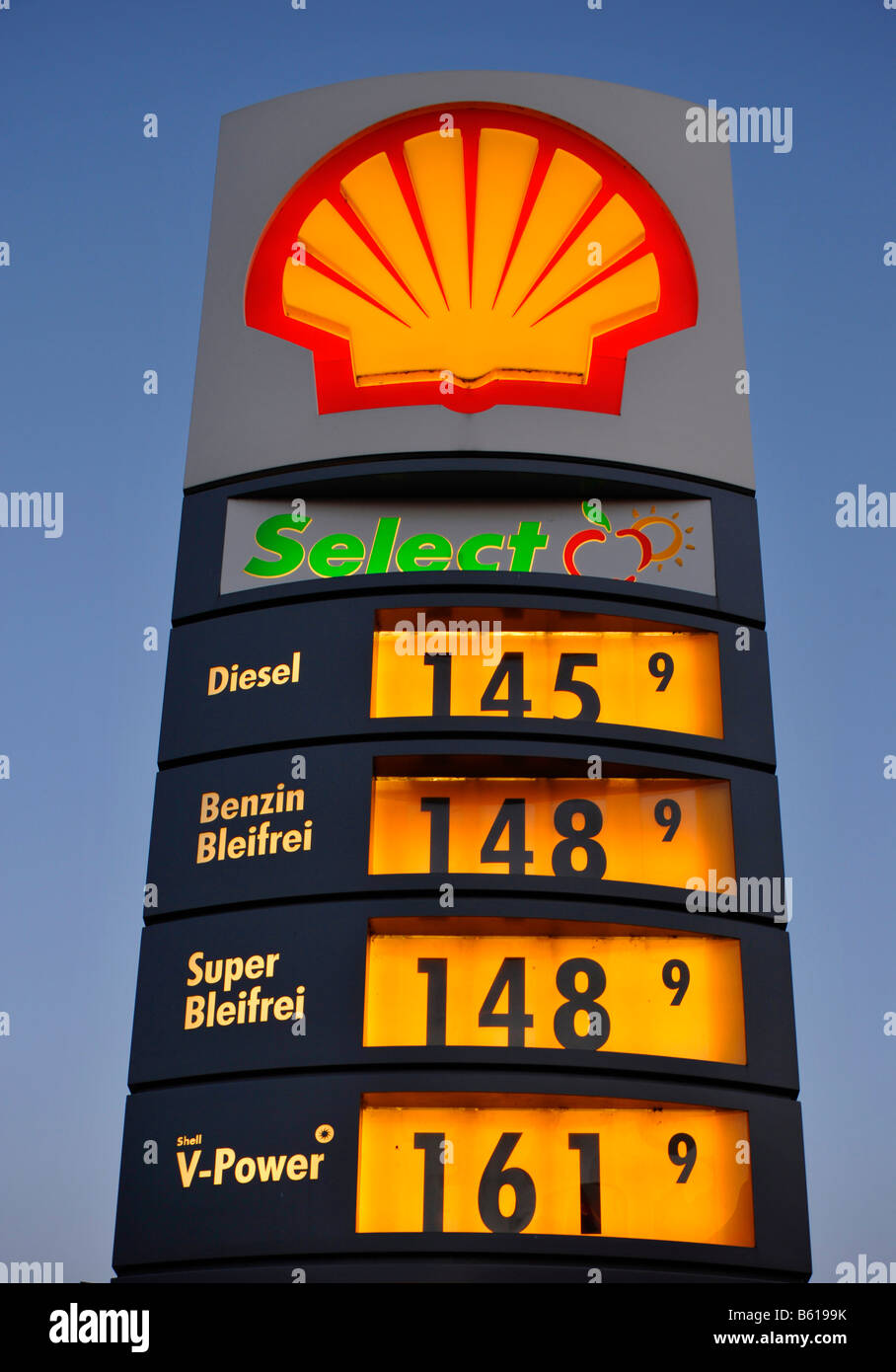 La colonne qui indique le prix du gaz, garage Shell pour diesel, essence  sans plomb, V-Power Diesel Photo Stock - Alamy