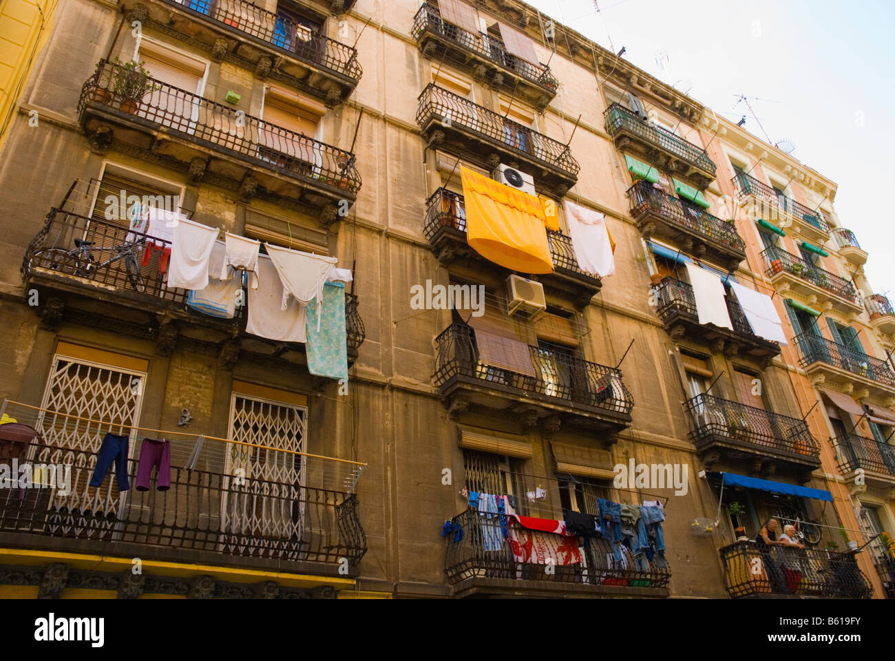 Balcons dans quartier de Barceloneta à Barcelone Espagne Europe Banque D'Images