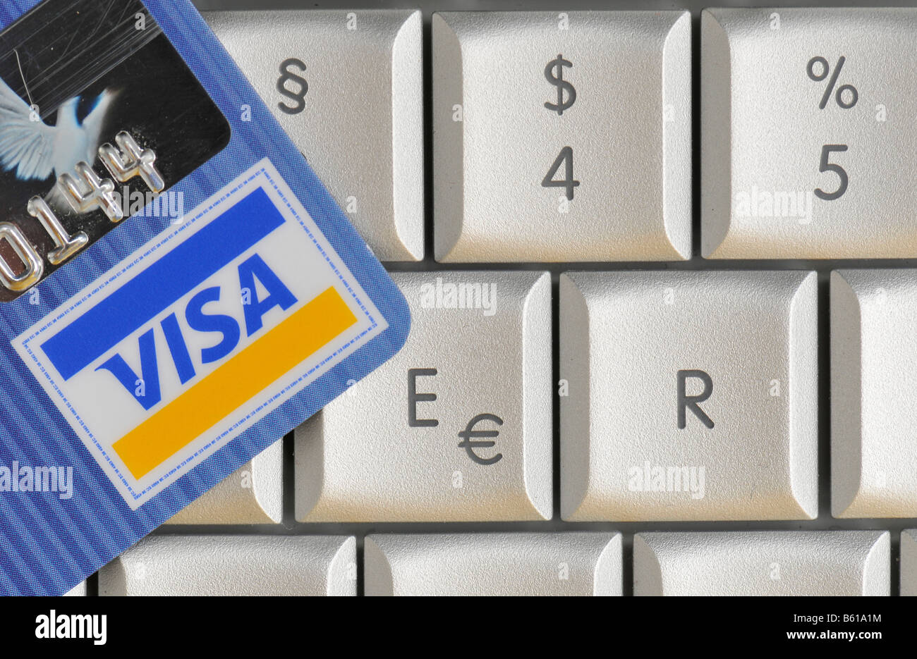 Carte de crédit Visa et Euro symbole sur le clavier d'un MacBook Pro d'Apple, en ligne-shopping Banque D'Images