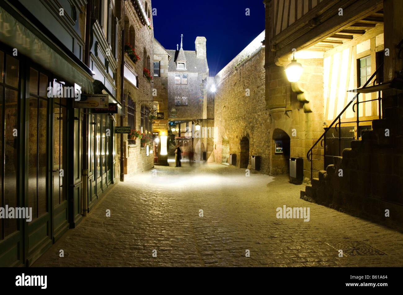 Moyen-âge dans les ruelles désertes le soir, Mont Saint Michel, Normandie, France, Europe Banque D'Images