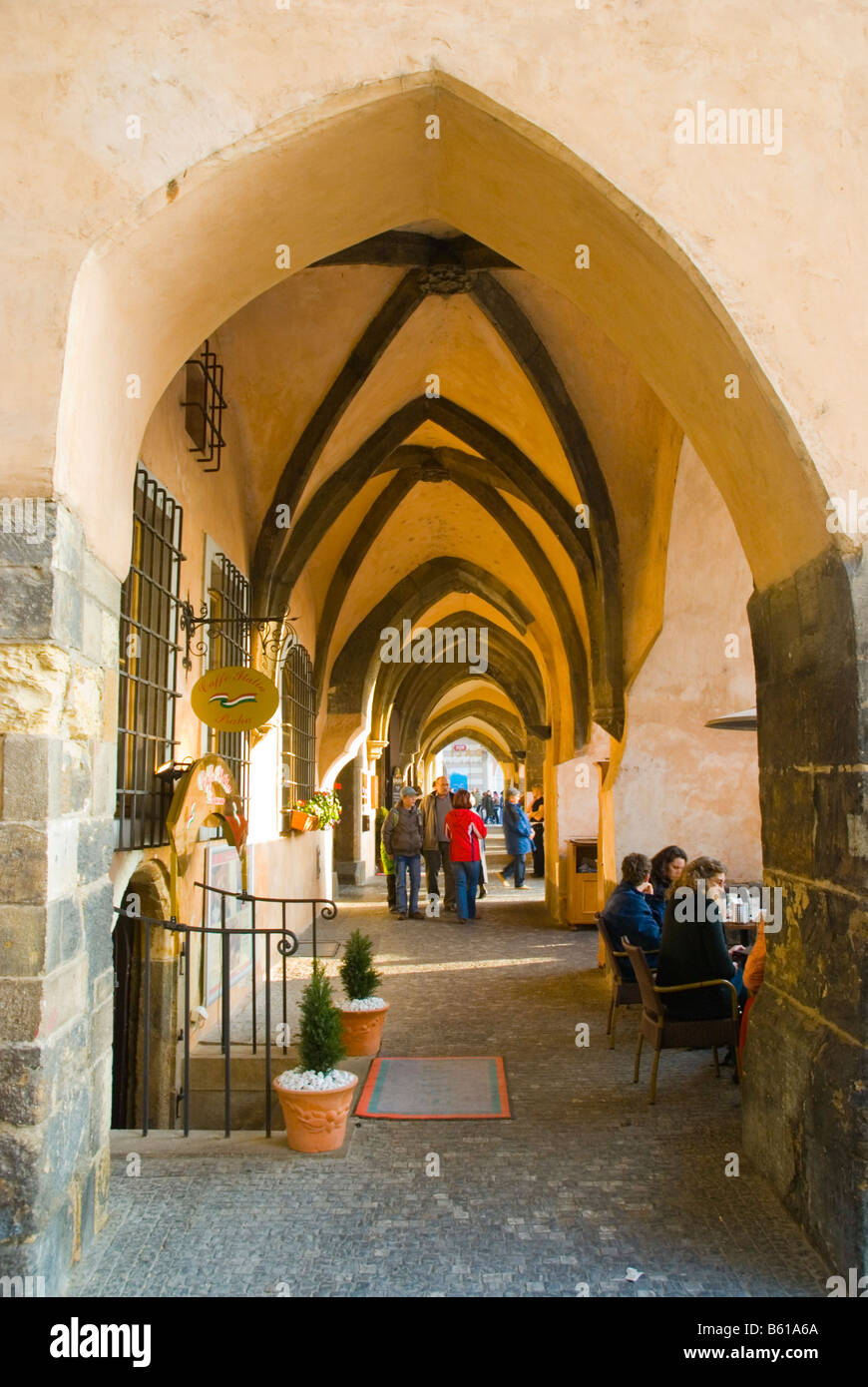 Terrasses de restaurants en face de l'église de Tyn à la place de la vieille ville de Prague République Tchèque Europe Banque D'Images