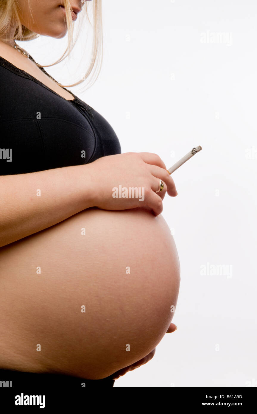 8 1 2 Mois De Grossesse Femme Fille De Fumer La Cigarette Contre Tous Les Bons Conseils Medicaux Pour Les Meres D Etre Photo Stock Alamy