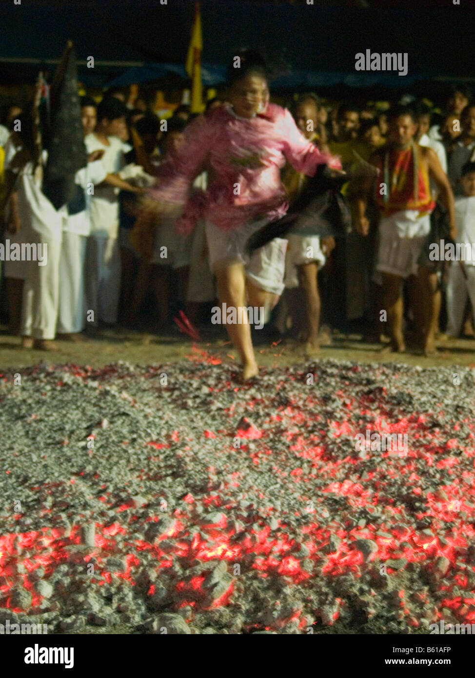 Firewalking au festival végétarien de Phuket en Thailande Banque D'Images