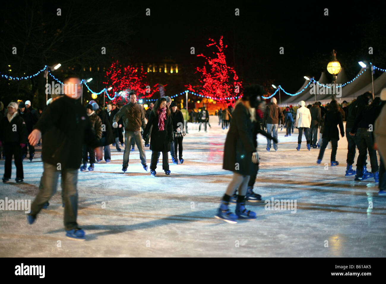 Patinage sur glace à Hyde Park, Londres Banque D'Images