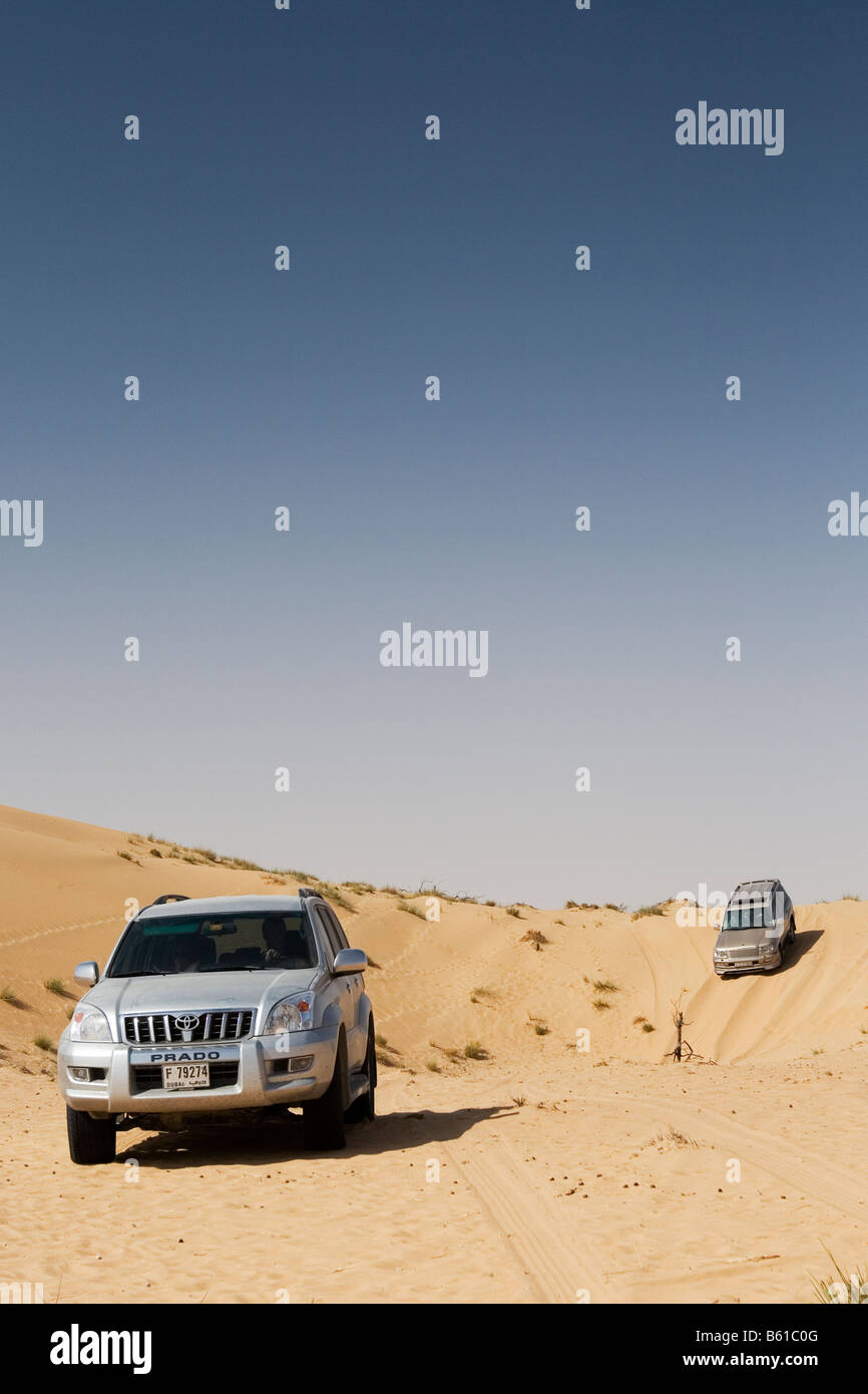 Un 4x4 desert safari voyageant sur les dunes de sable du désert près de Al Awir DUBAÏ, ÉMIRATS ARABES UNIS Banque D'Images