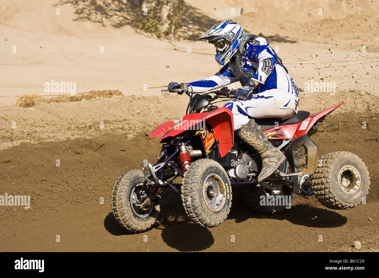 Quad rider déferle sur un coude à Glen Helen Devore circuit Californie Banque D'Images Quad rider déferle sur un coude à Glen Helen Devore circuit Californie Banque D'Images
