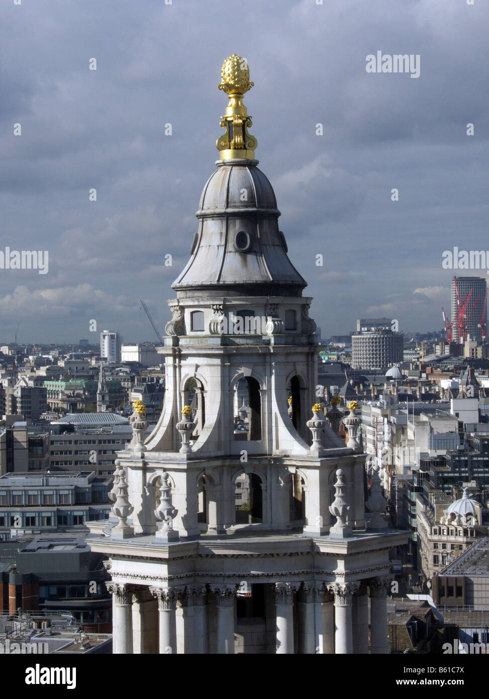 L'un des tours de l'Ouest à la Cathédrale de St Paul, construite par l'architecte Christopher Wren, Londres, Angleterre Banque D'Images