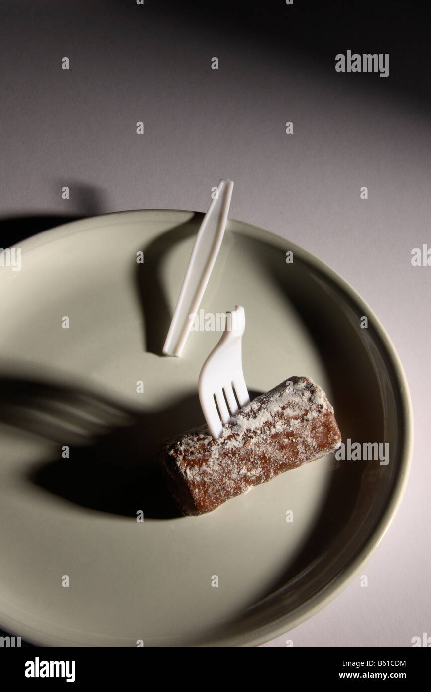 Un rouleau de chocolat gâteau avec une fourche cassée. Banque D'Images