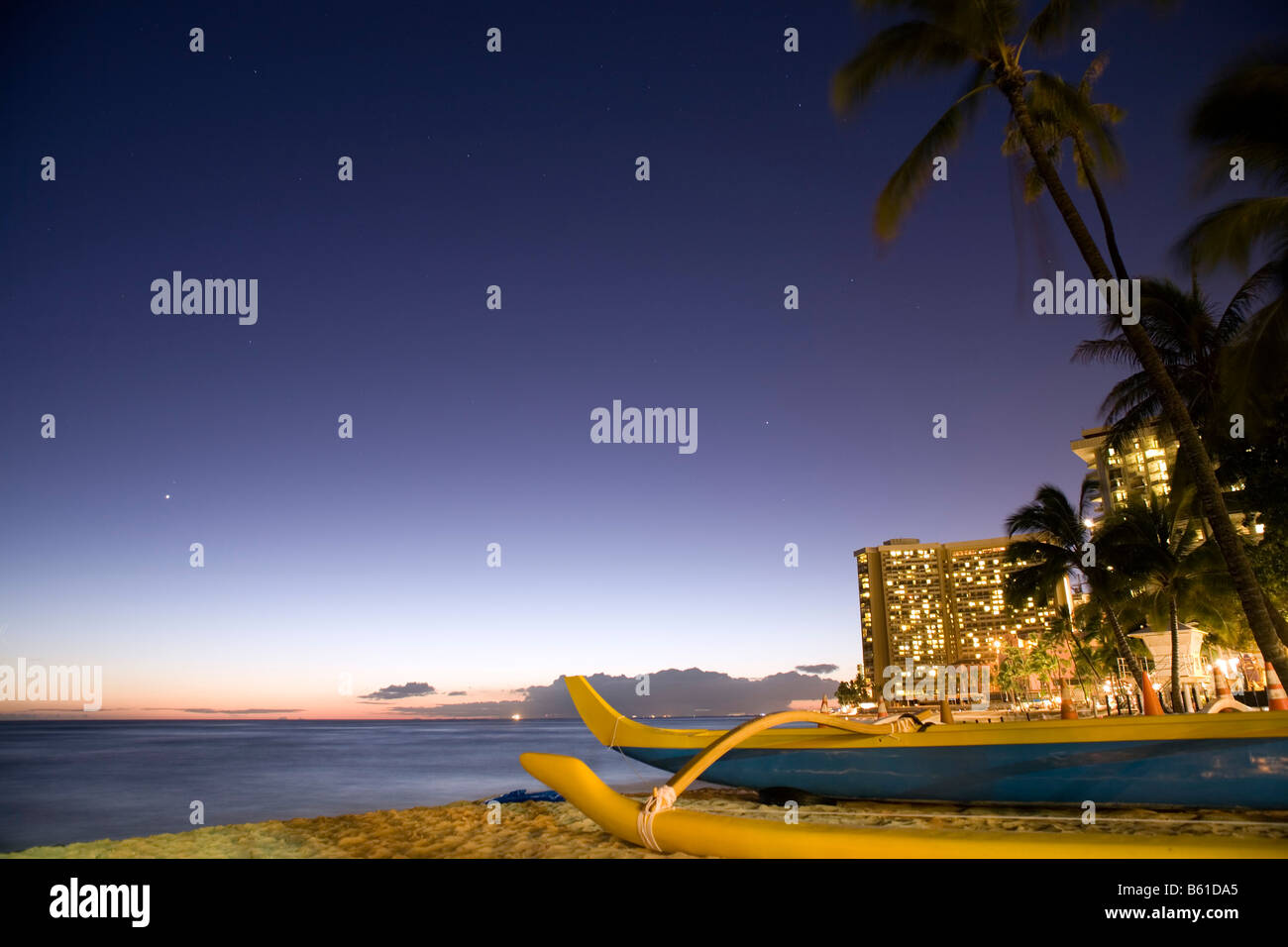 Une pirogue sur la plage de Waikiki à Honolulu, Oahu, Hawaï au crépuscule. Banque D'Images