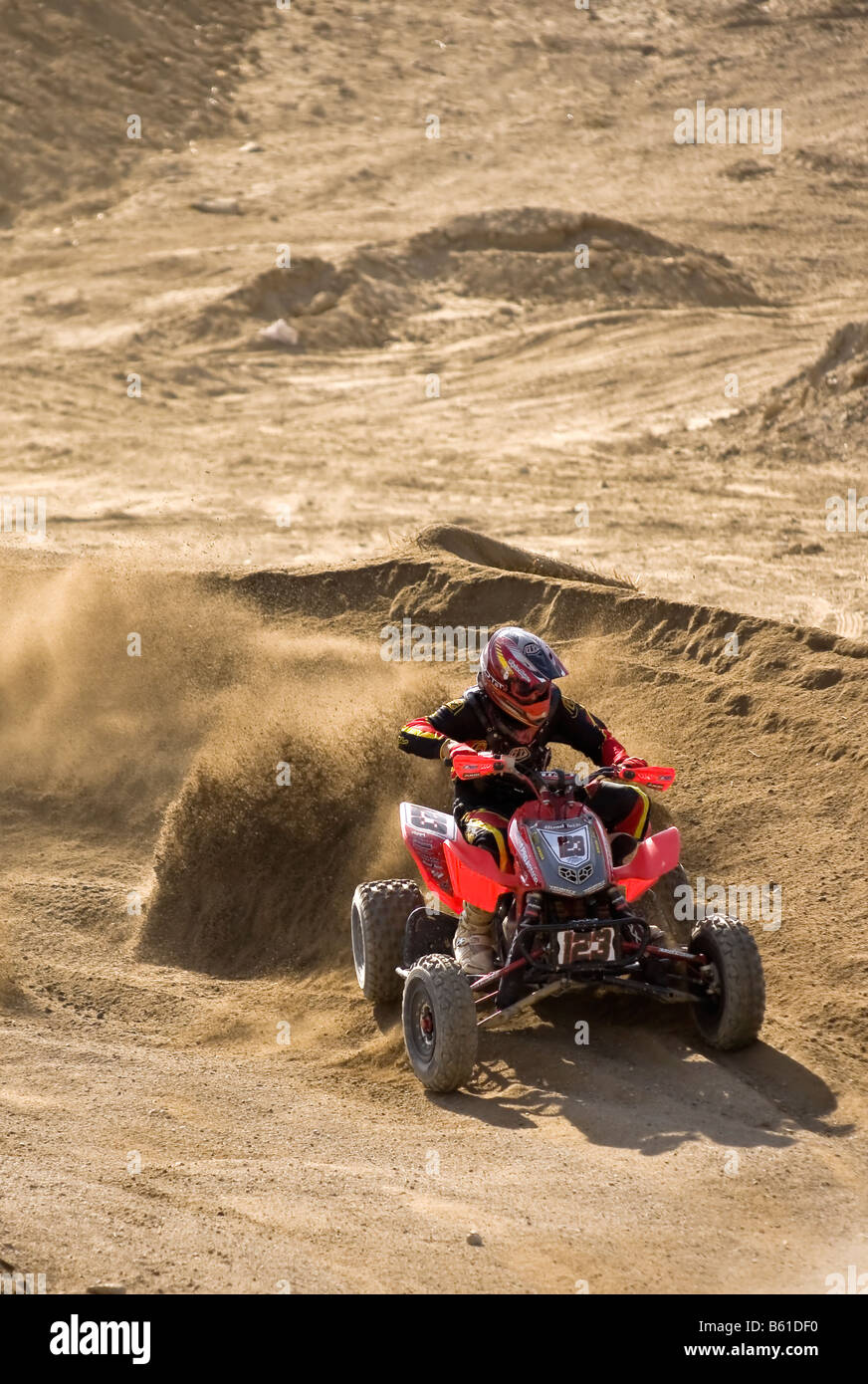 Quad rider déferle sur un coude à Glen Helen Devore circuit Californie Banque D'Images Quad rider déferle sur un coude à Glen Helen Devore circuit Californie Banque D'Images