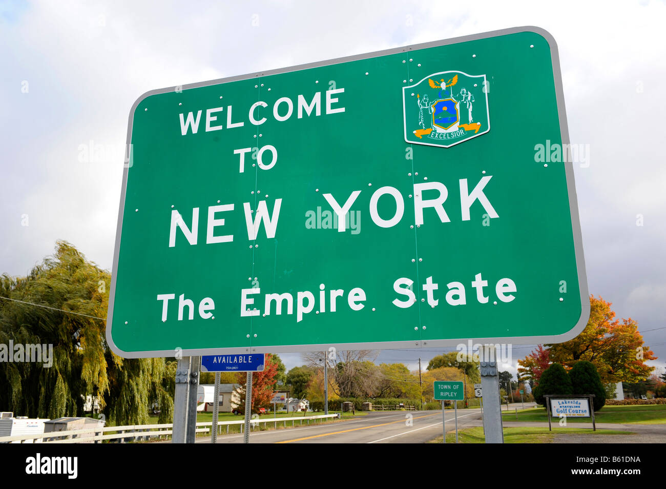 Bienvenue à l'État de New York signent le long de la route Banque D'Images