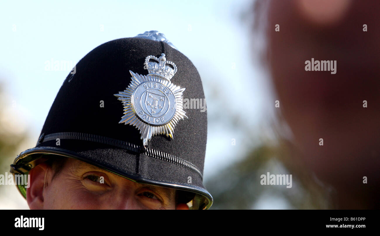 Un des officiers de police britannique l'insigne casque représente la division du pays Sussex Banque D'Images