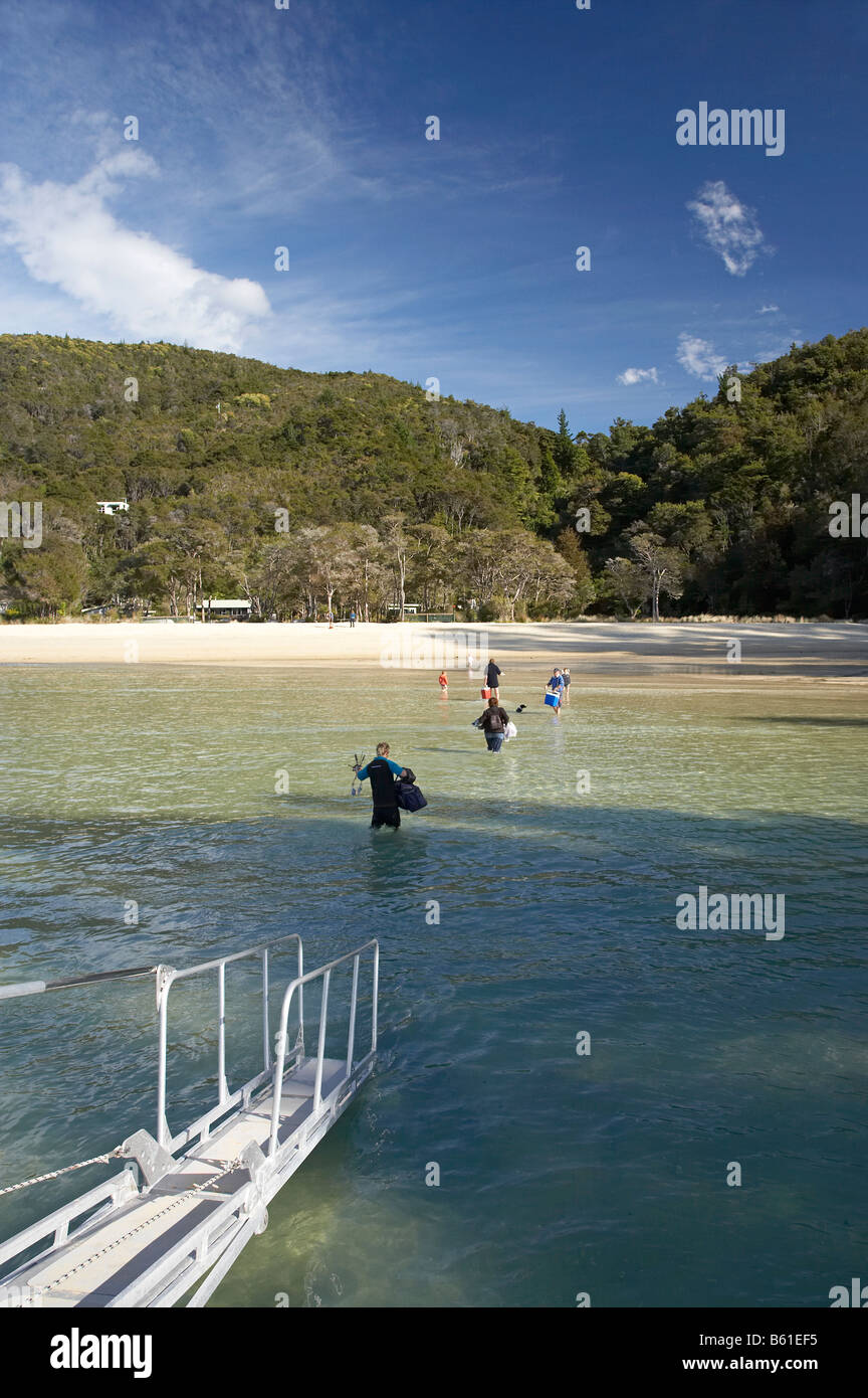 Passagers débarqués de Water Taxi Torrent Bay Parc national Abel Tasman Nelson Region ile sud Nouvelle Zelande Banque D'Images