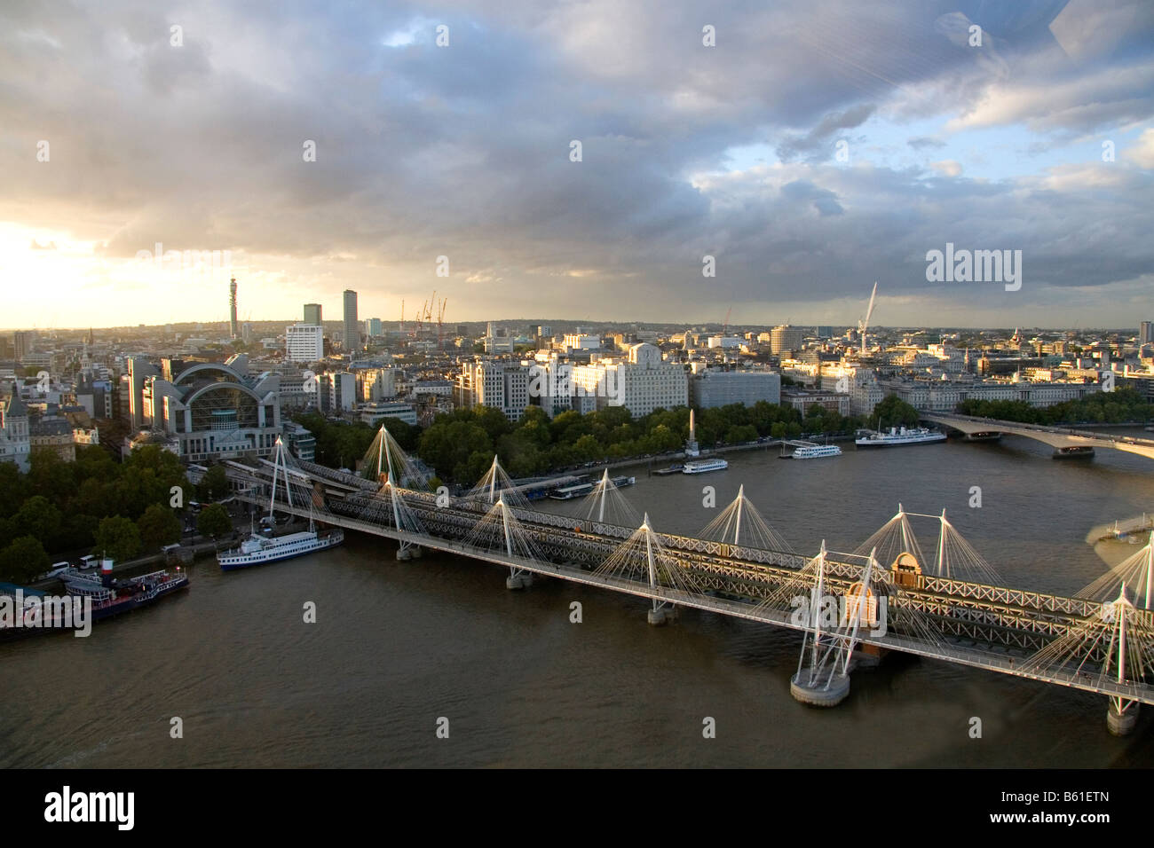Vue depuis le London Eye de la Tamise et la city de Londres en Angleterre Banque D'Images