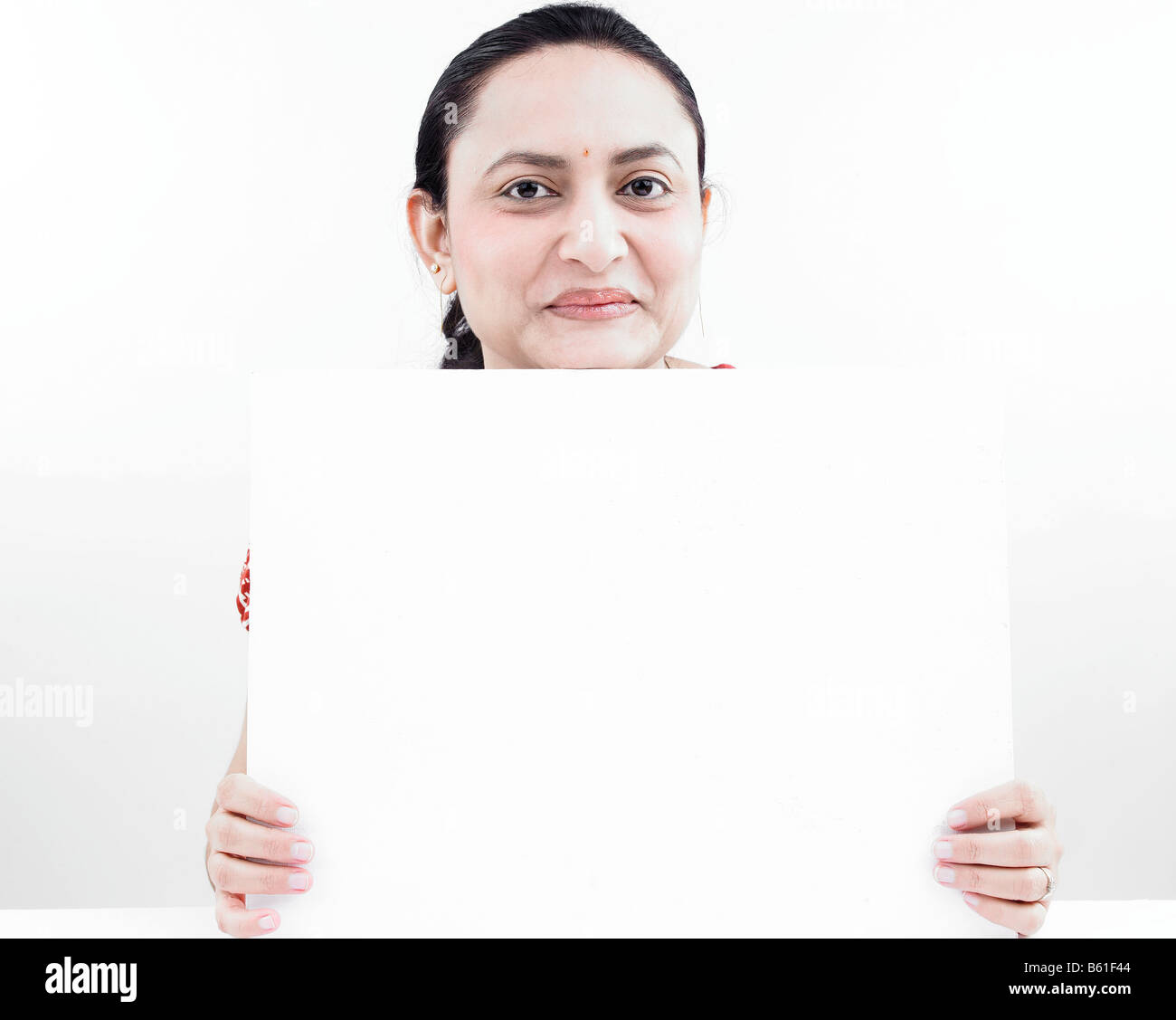 Femme asiatique d'origine indienne avec un tableau blanc vierge Banque D'Images