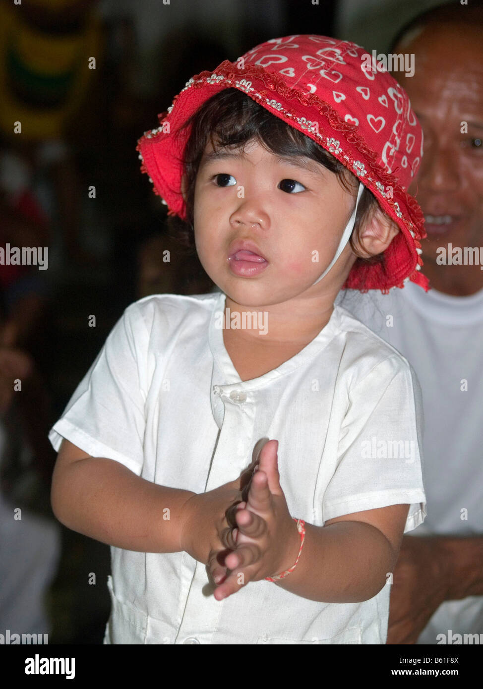 Petite fille maline à la performance à la Vegetarian Festival à Phuket Thaïlande Banque D'Images