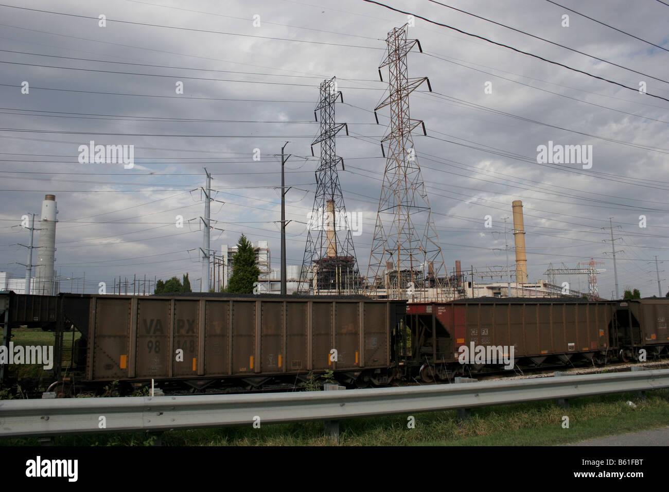 Train de fret offrant à charbon centrale électrique pour produire de l'électricité Banque D'Images