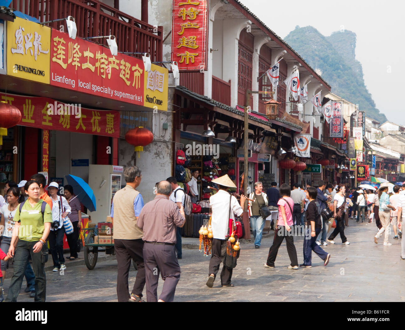 Touriste dans West Street Yangshuo Guilin Guangxi Chine Banque D'Images