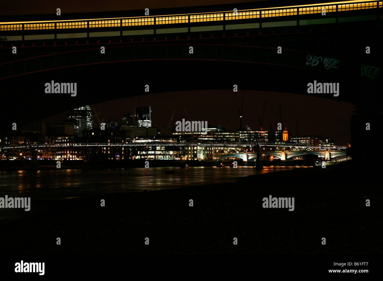 Vue sur la Tamise à Southwark Bridge Millennium Bridge et de Blackfriars sous pont de chemin de fer, Londres Banque D'Images