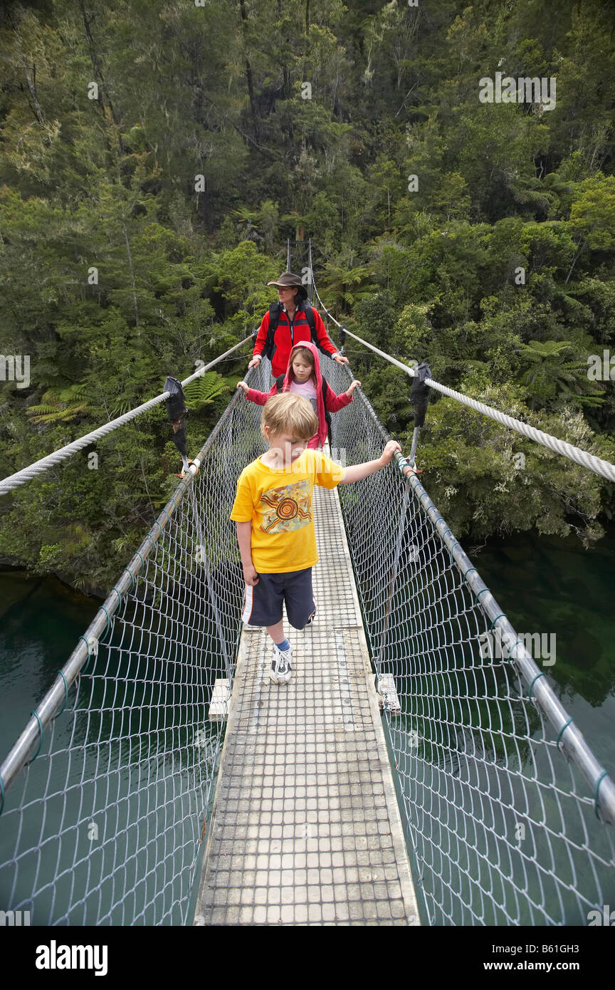 Balades en famille l'Abel Tasman Coastal Track at Falls Pont suspendu de la rivière Nelson Region ile sud Nouvelle Zelande Banque D'Images