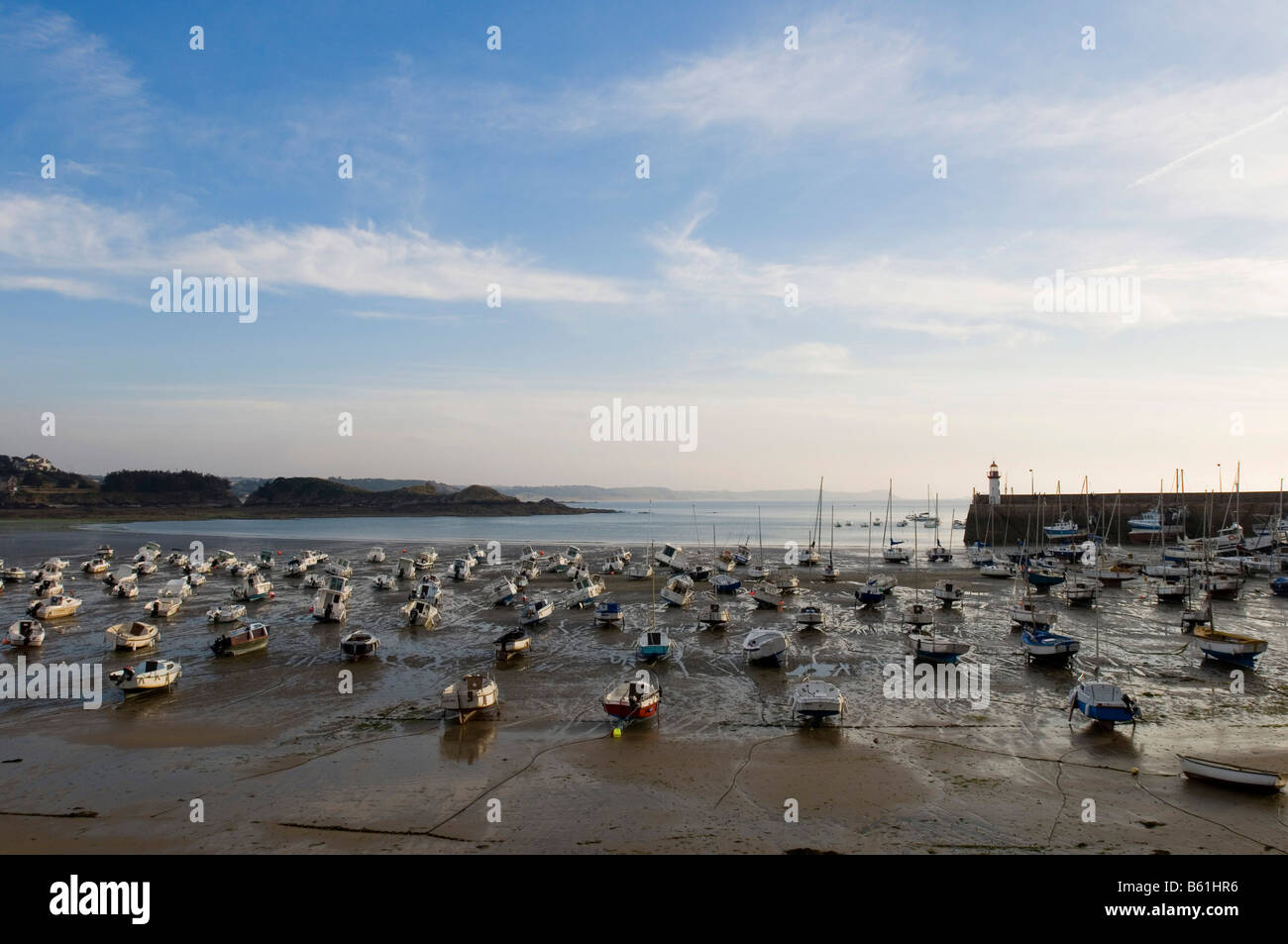 Les bateaux de pêche s'échouer à marée basse dans le port d'Erquy, côte du Emeraude, Normandie, France, Europe Banque D'Images